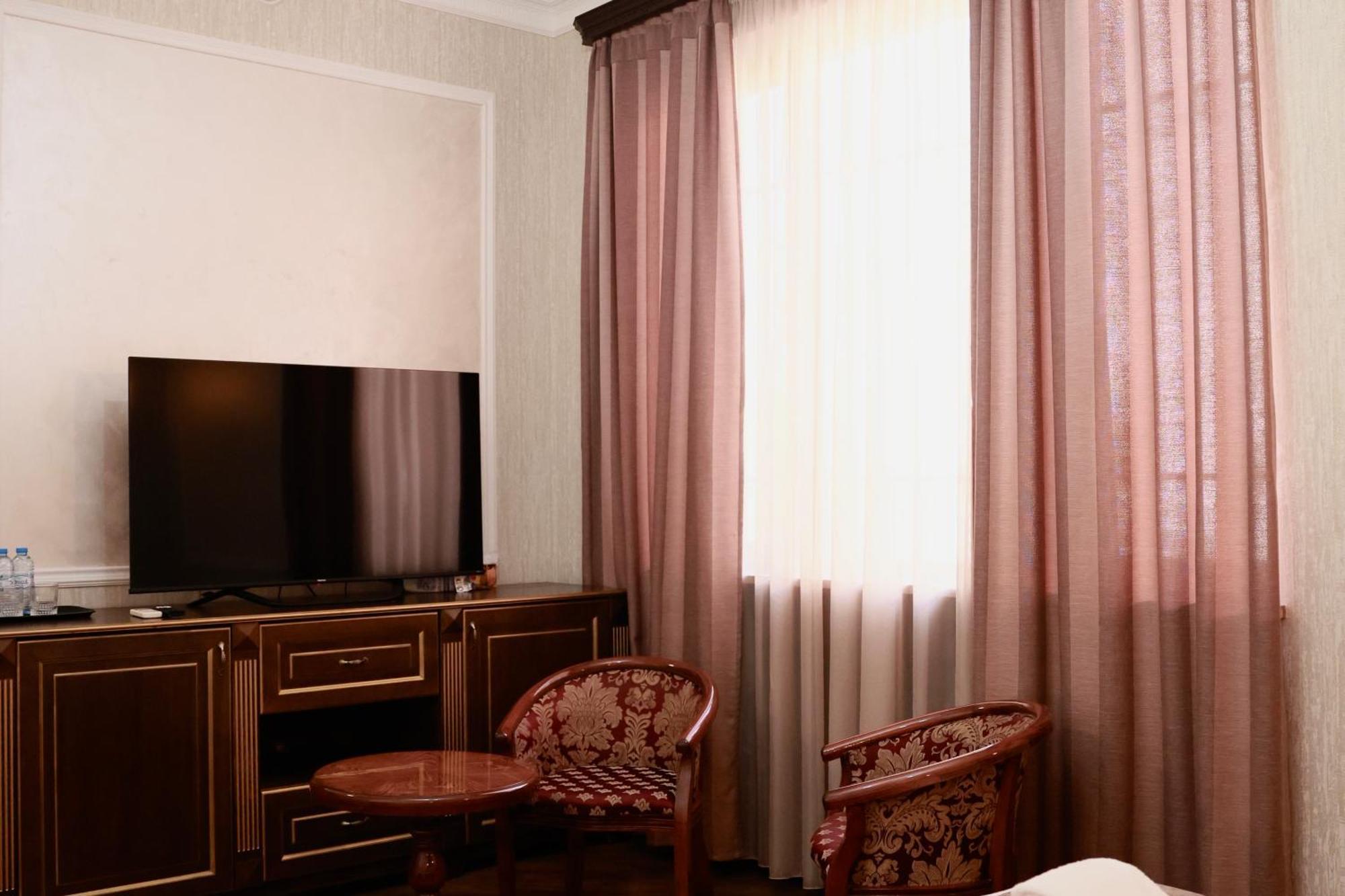Royal Renaissance Hotel 耶烈万 客房 照片