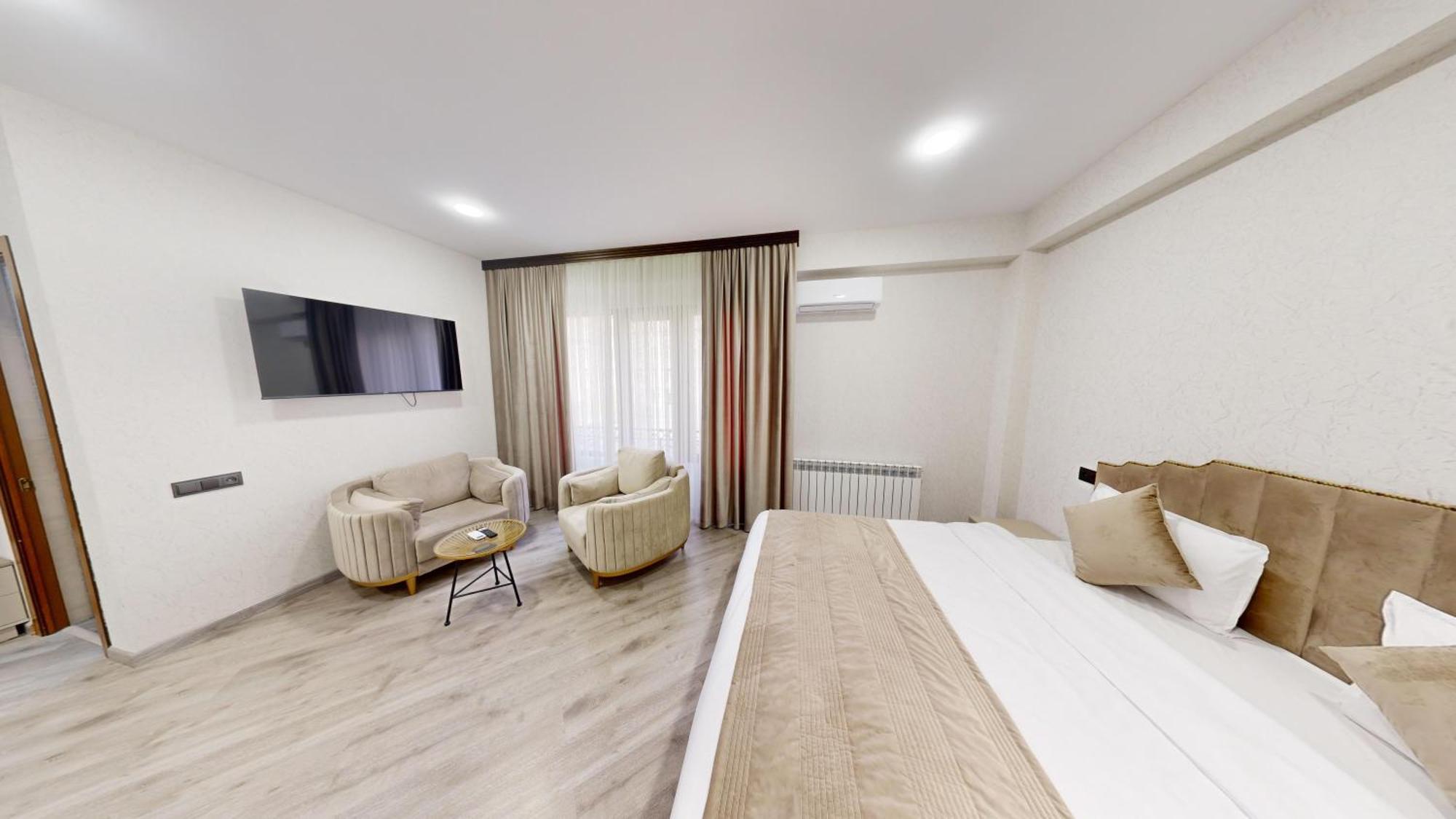 Royal Renaissance Hotel 耶烈万 外观 照片