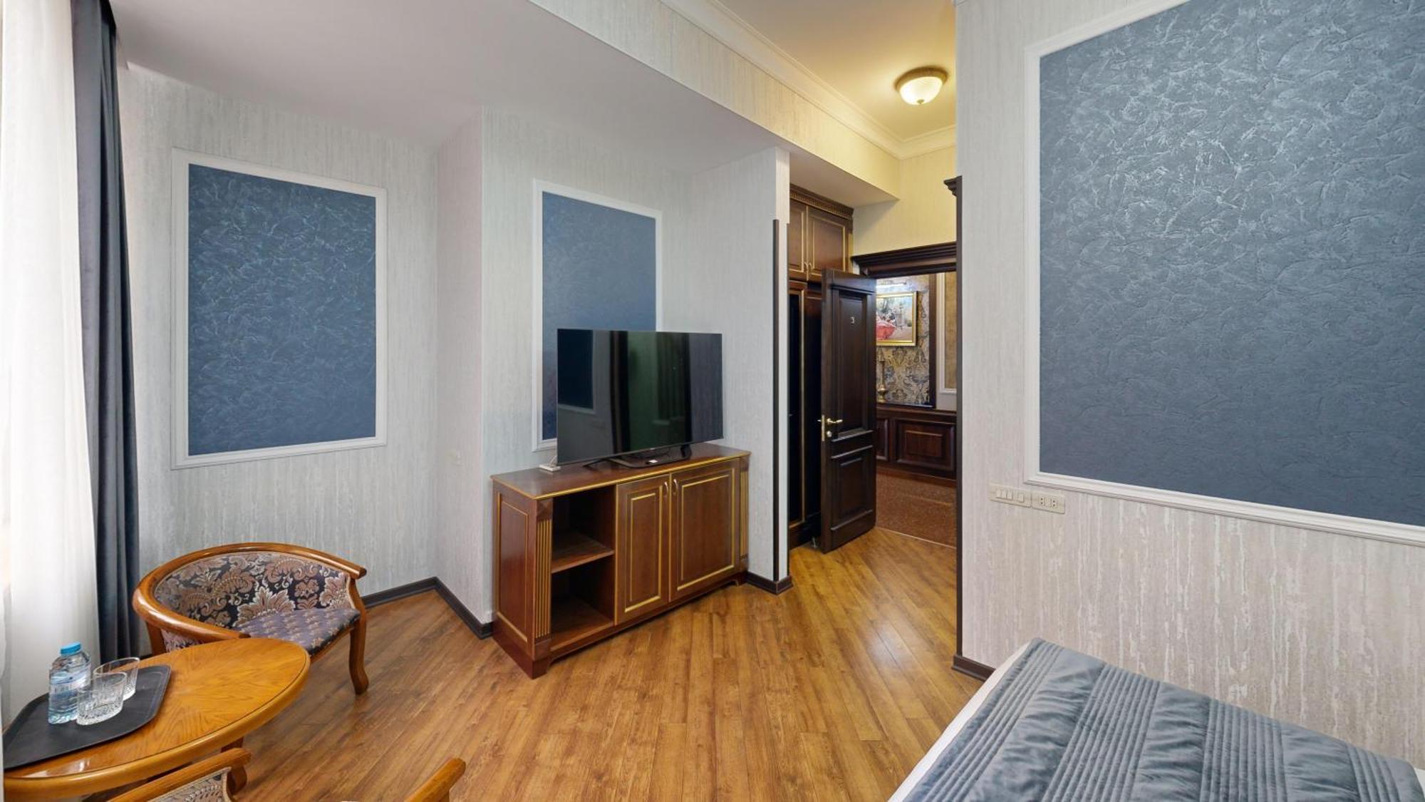 Royal Renaissance Hotel 耶烈万 外观 照片